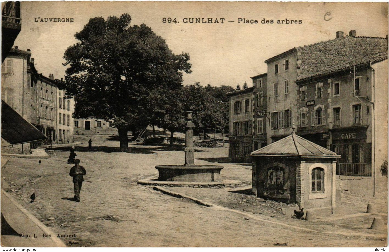 CPA L'Auvergne CUNLHAT Place des arbres (409914)