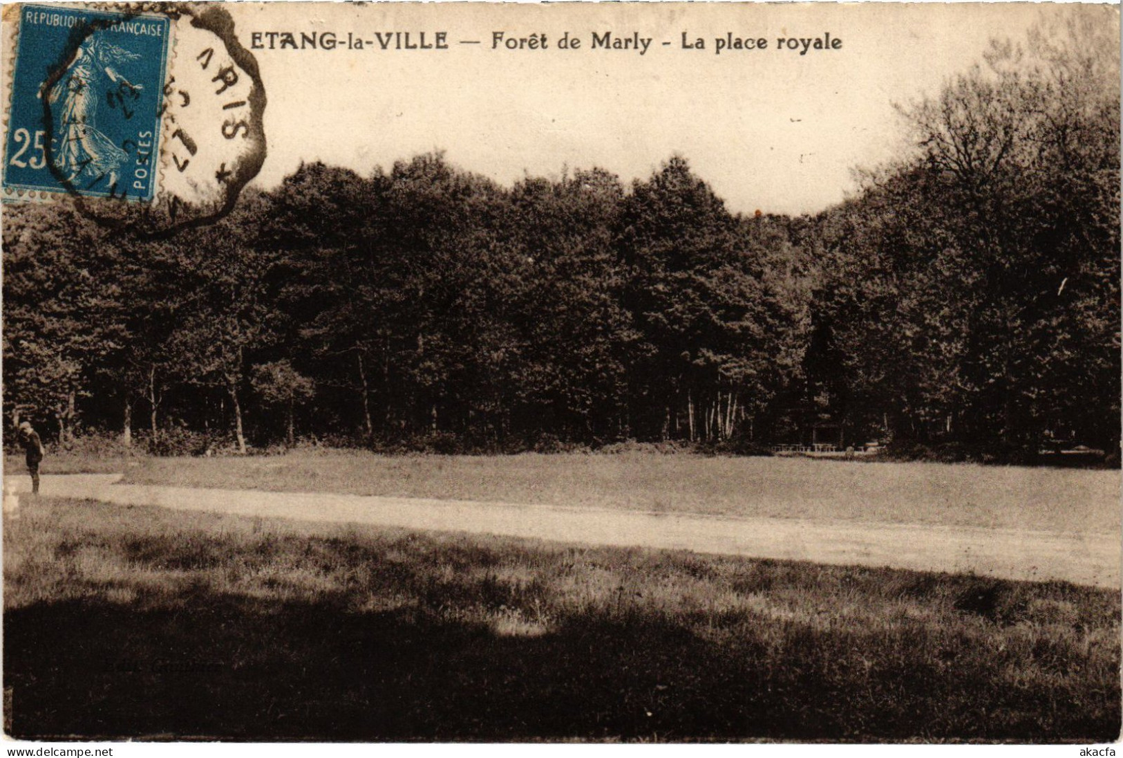 CPA L'ETANG-la-VILLE Foret de Marly - La Place Royale (1386291)