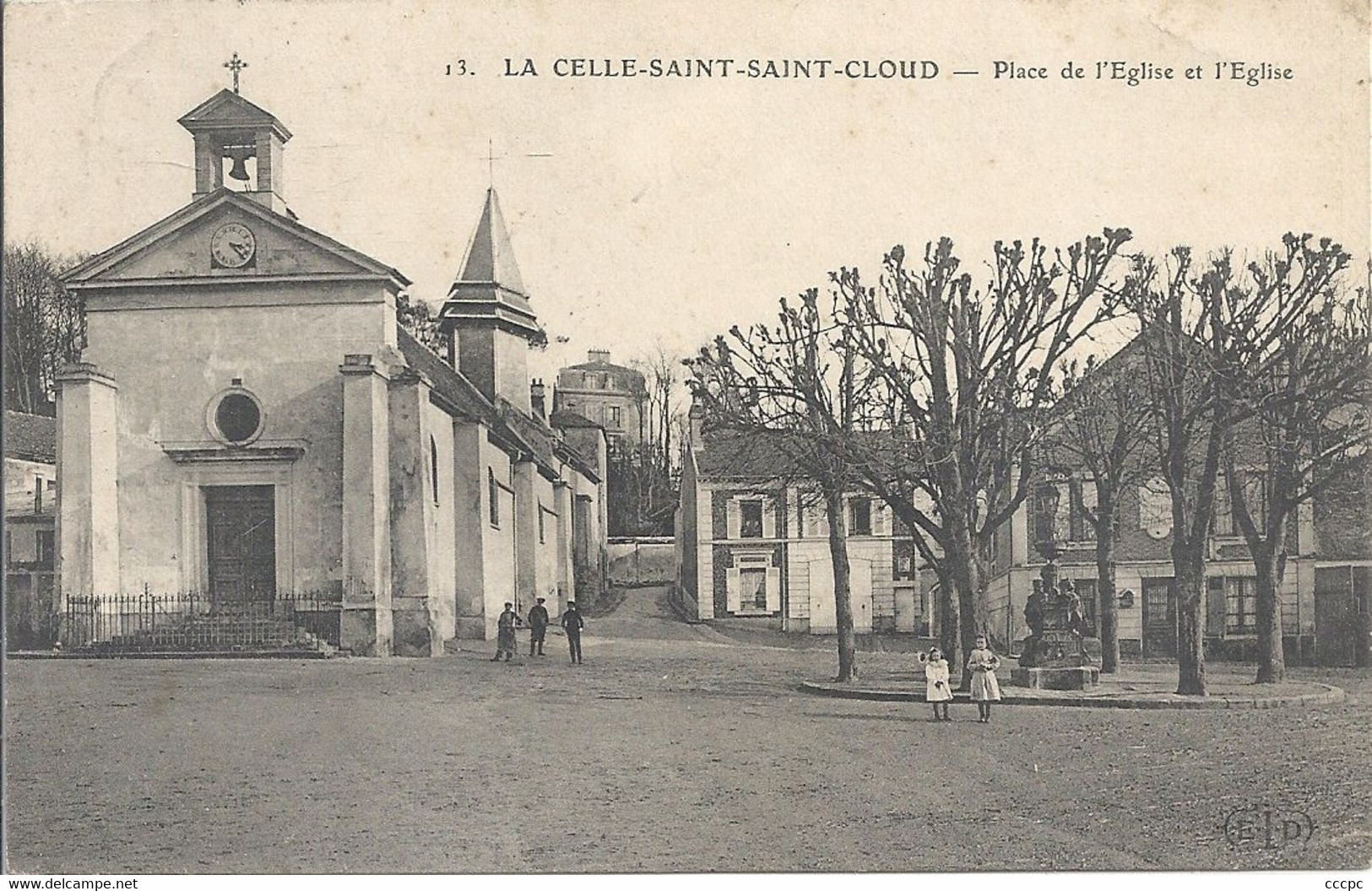 CPA La Celle-Saint-Cloud Place de l'église et l'Eglise