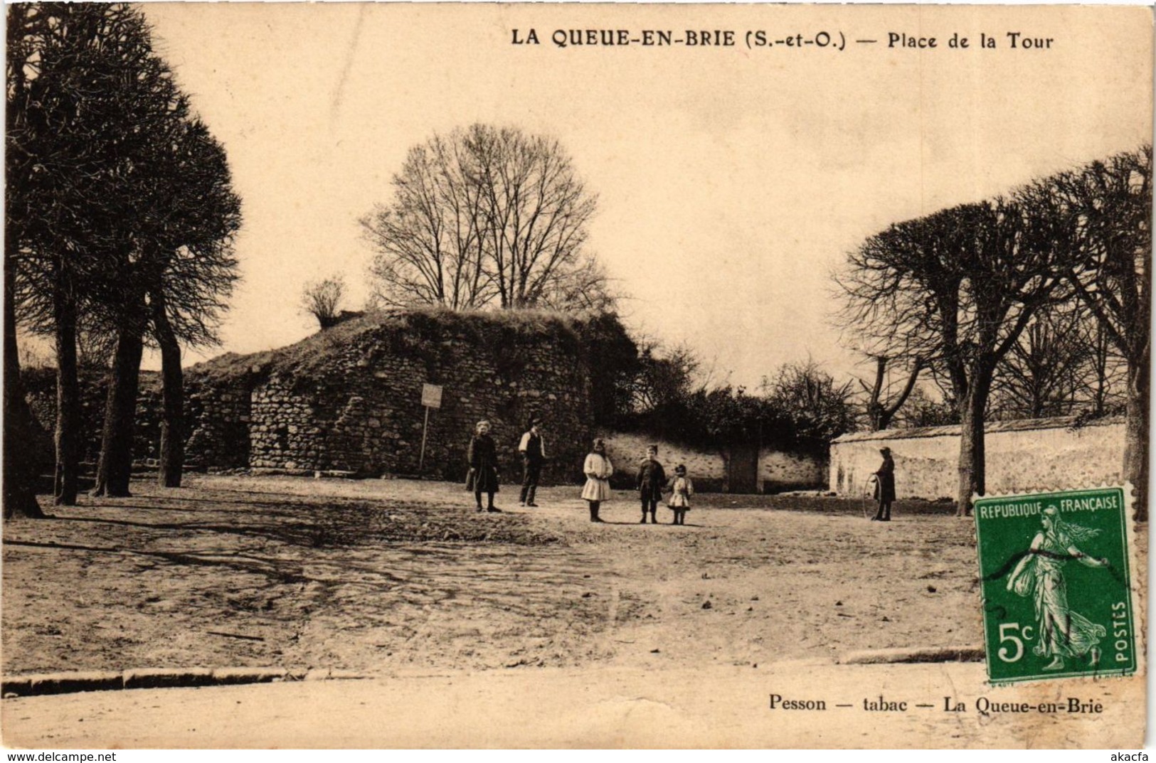 CPA LA QUEUE-en-BRIE Place de la Tour (869491)