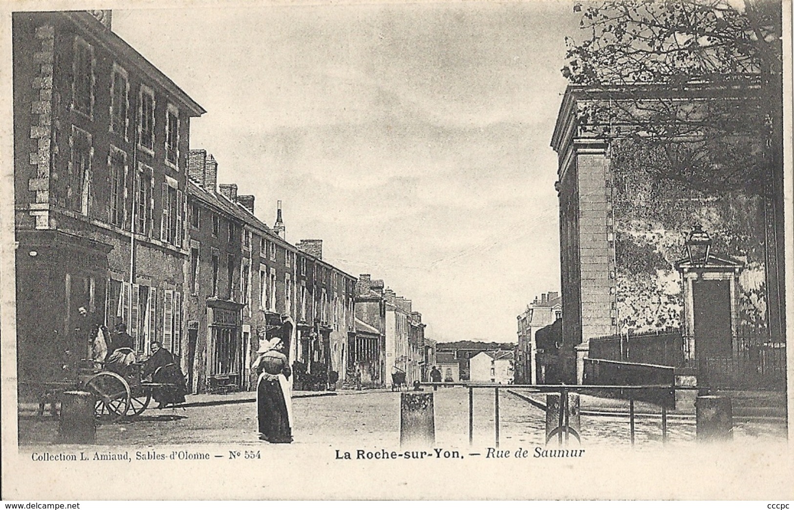 CPA La Roche sur Yon Rue de Saumur