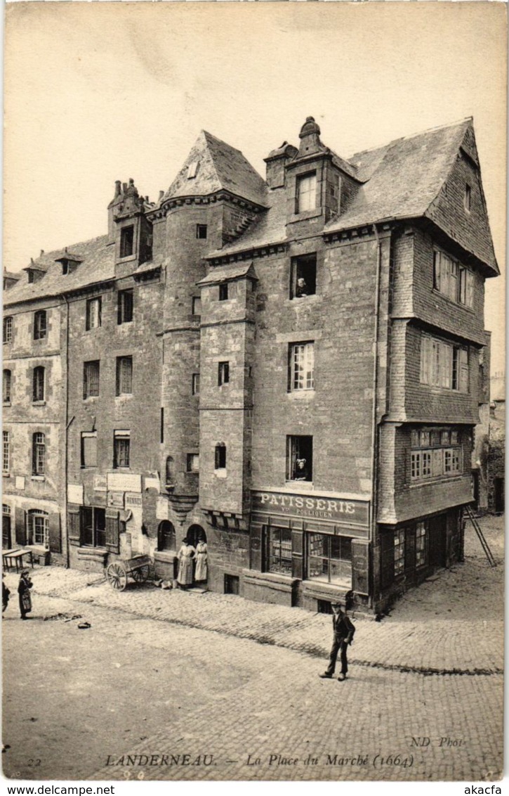 CPA Landerneau- La Place du Marche FRANCE (1026701)