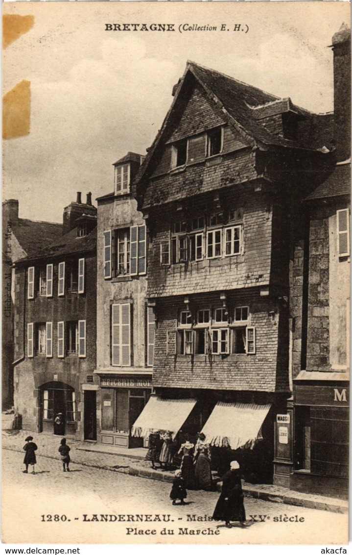 CPA Landerneau- Place du Marche FRANCE (1026703)