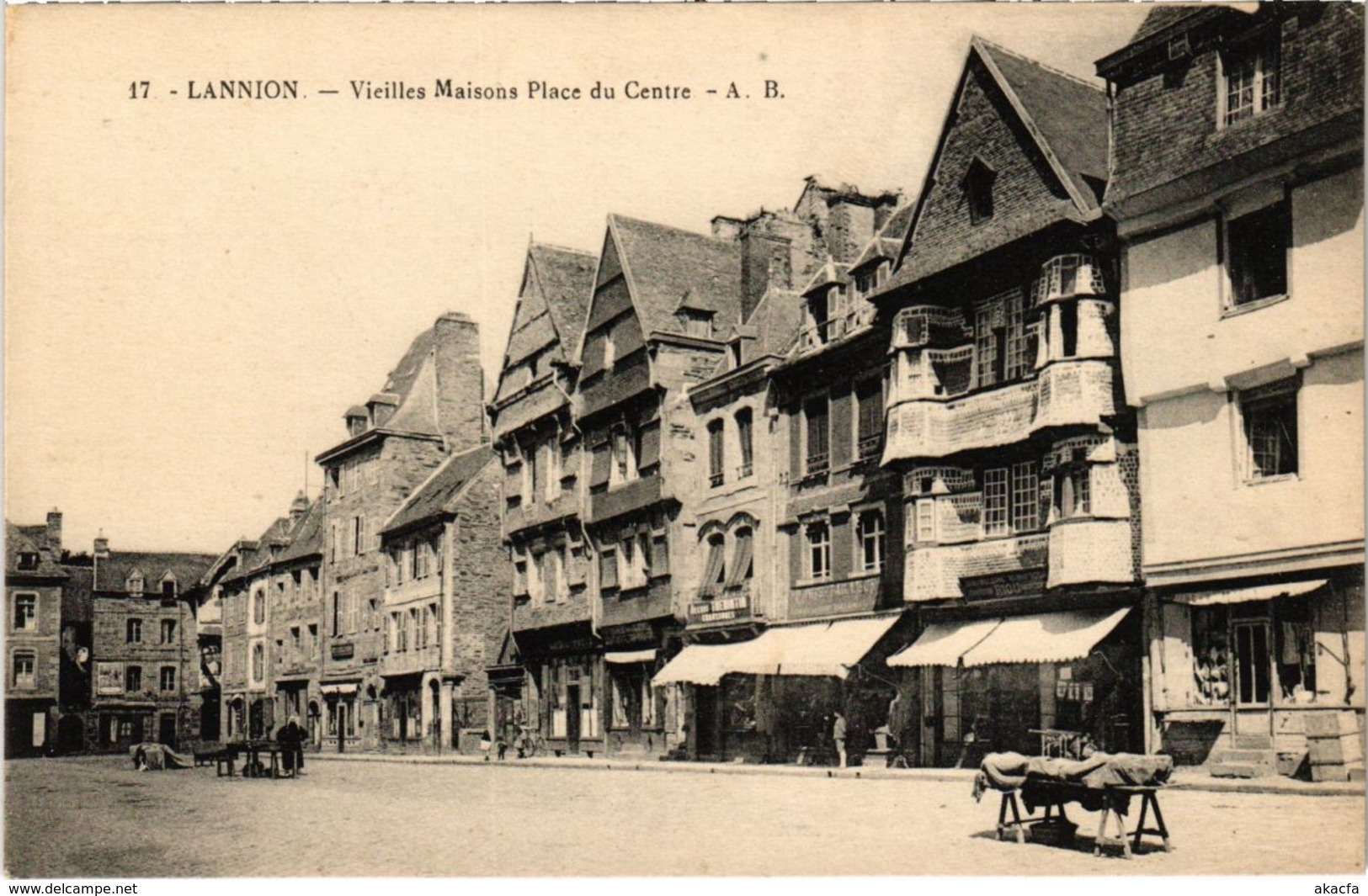 CPA LANNION - Vieilles Maisons Place du Centre (103397)