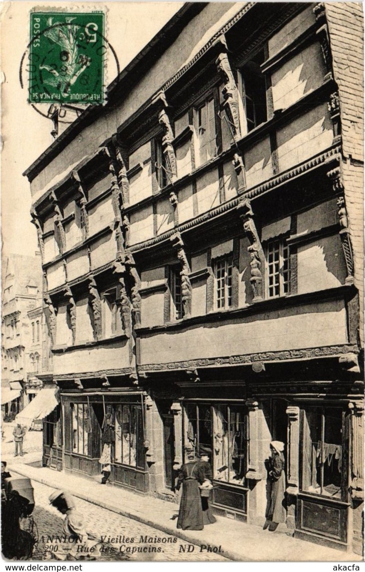 CPA LANNION - Vieilles Maisons - Rue des Capucins (103382)