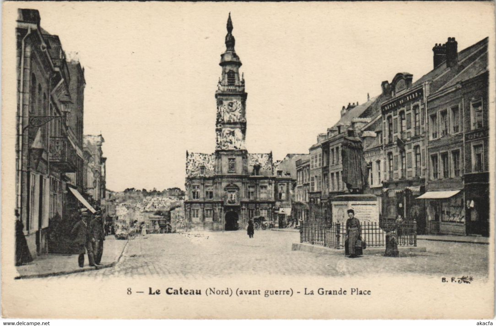 CPA LE CATEAU - La Grande Place (136367)