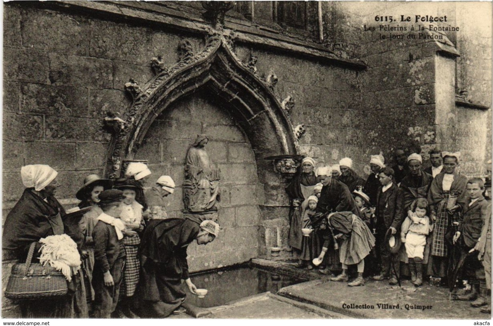 CPA Le Folgoet - Les Pelerins a la Fontaine le Jour du Pardon (1033429)