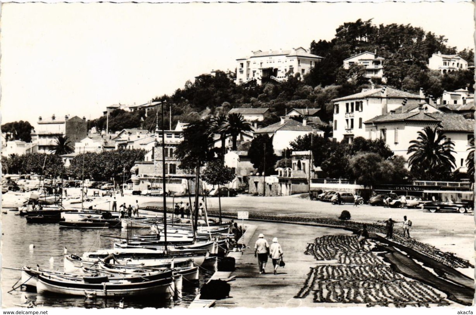 CPA Le LAVANDOU - Un coin du Port (106459)