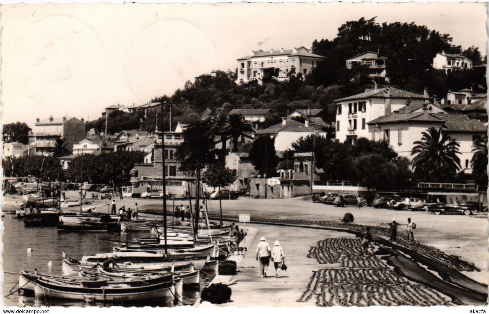 CPA Le LAVANDOU - Un coin du Port (106958)