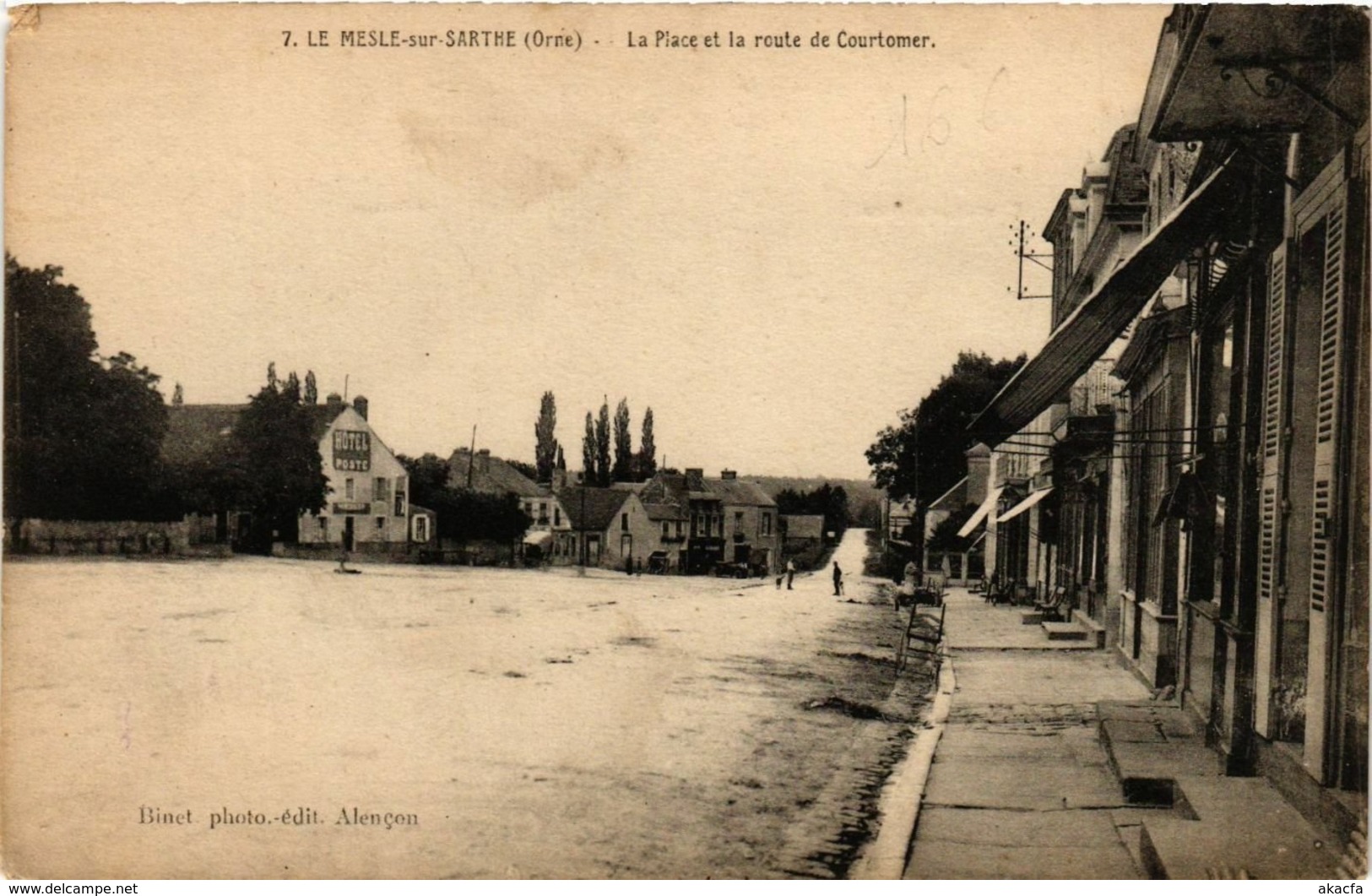 CPA Le MESLE-sur-SARTHE - La Place et la route de COURTOMER (259314)