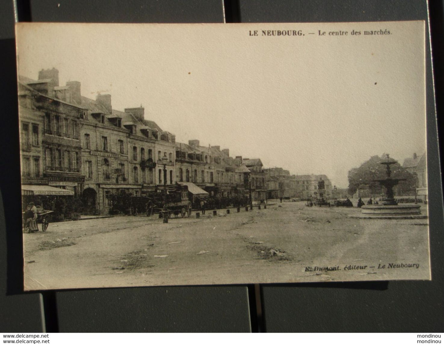 Cpa  Le Neubourg Le Centre des marchés 1911