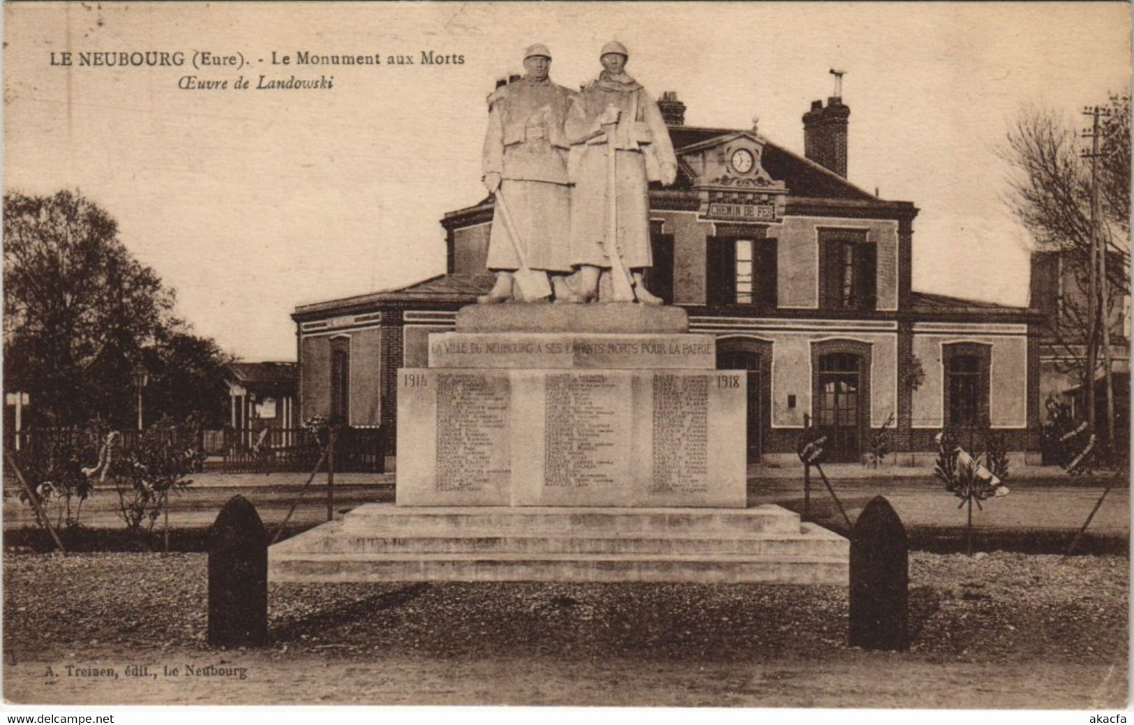 CPA LE NEUBOURG Le Monument aux Morts (1160435)