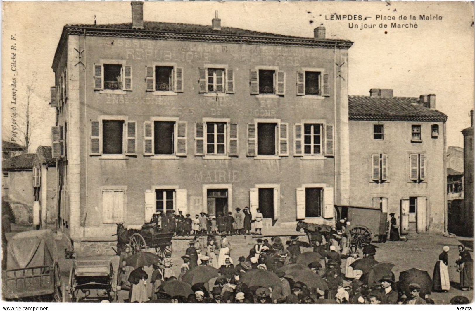 CPA LEMPDES - Place de la Mairie un jour de Marché (72617)