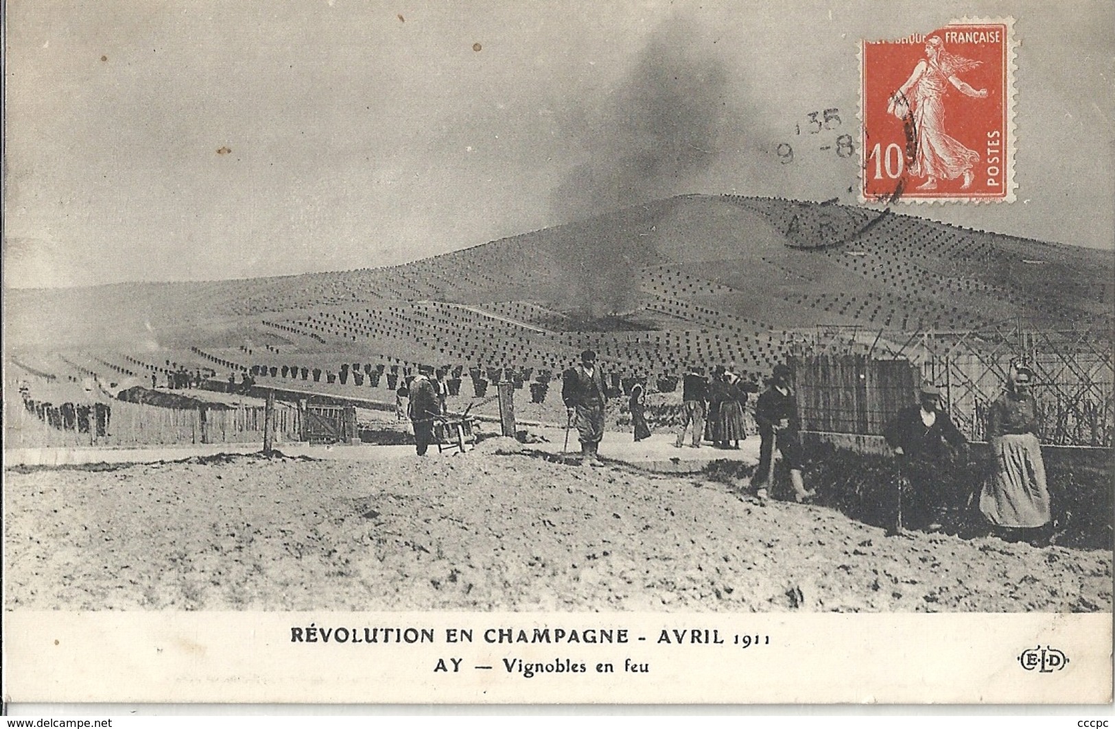 CPA Les émeutes en Champagne AY Vignoble en feu