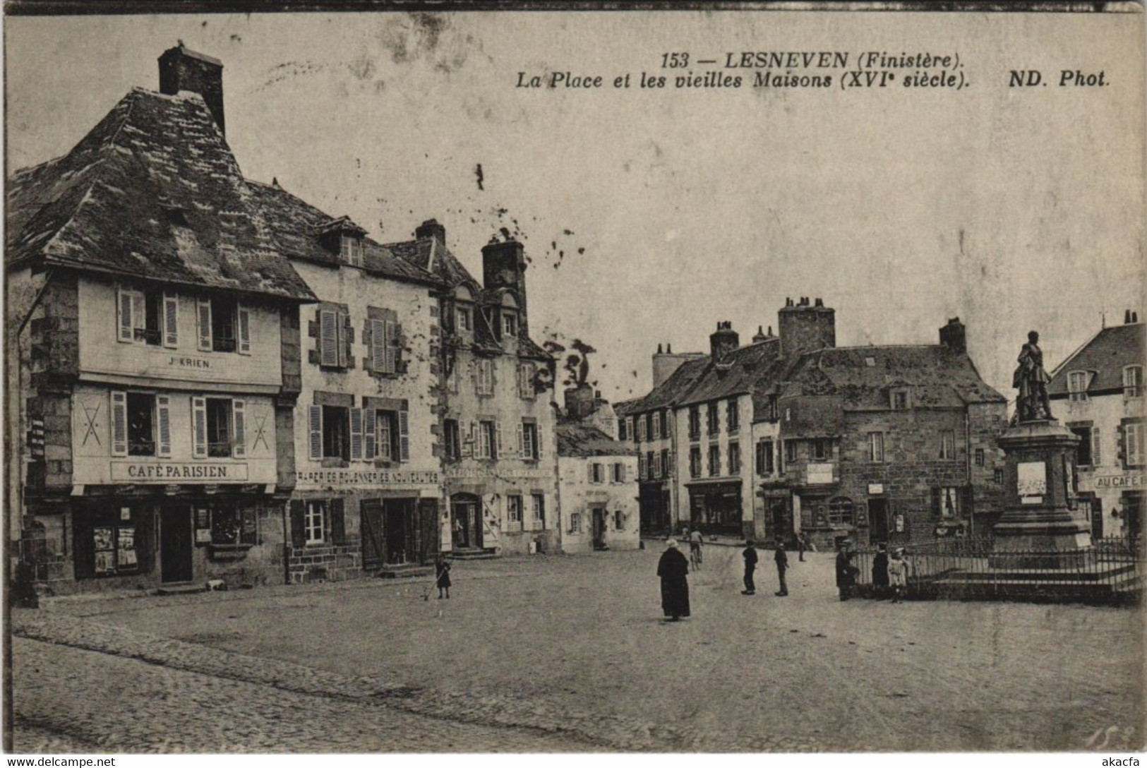 CPA LESNEVEN - La Place et les vieilles Maisons (143233)