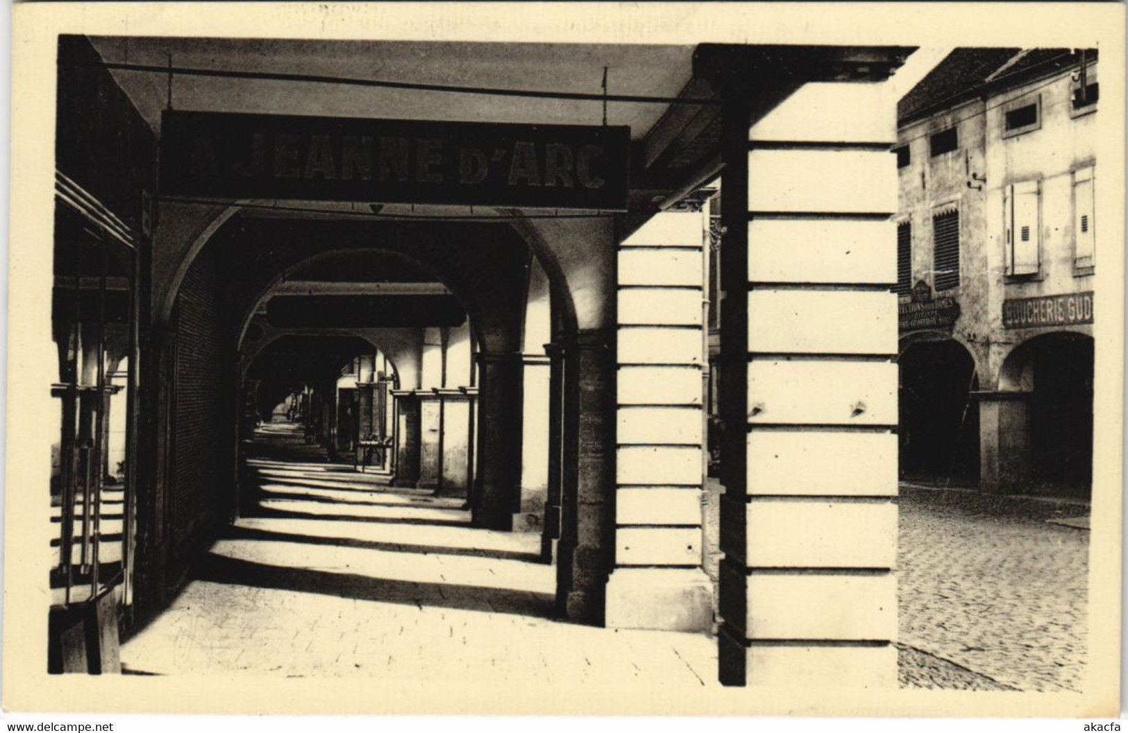 CPA LOUHANS - Les Arcades (122009)