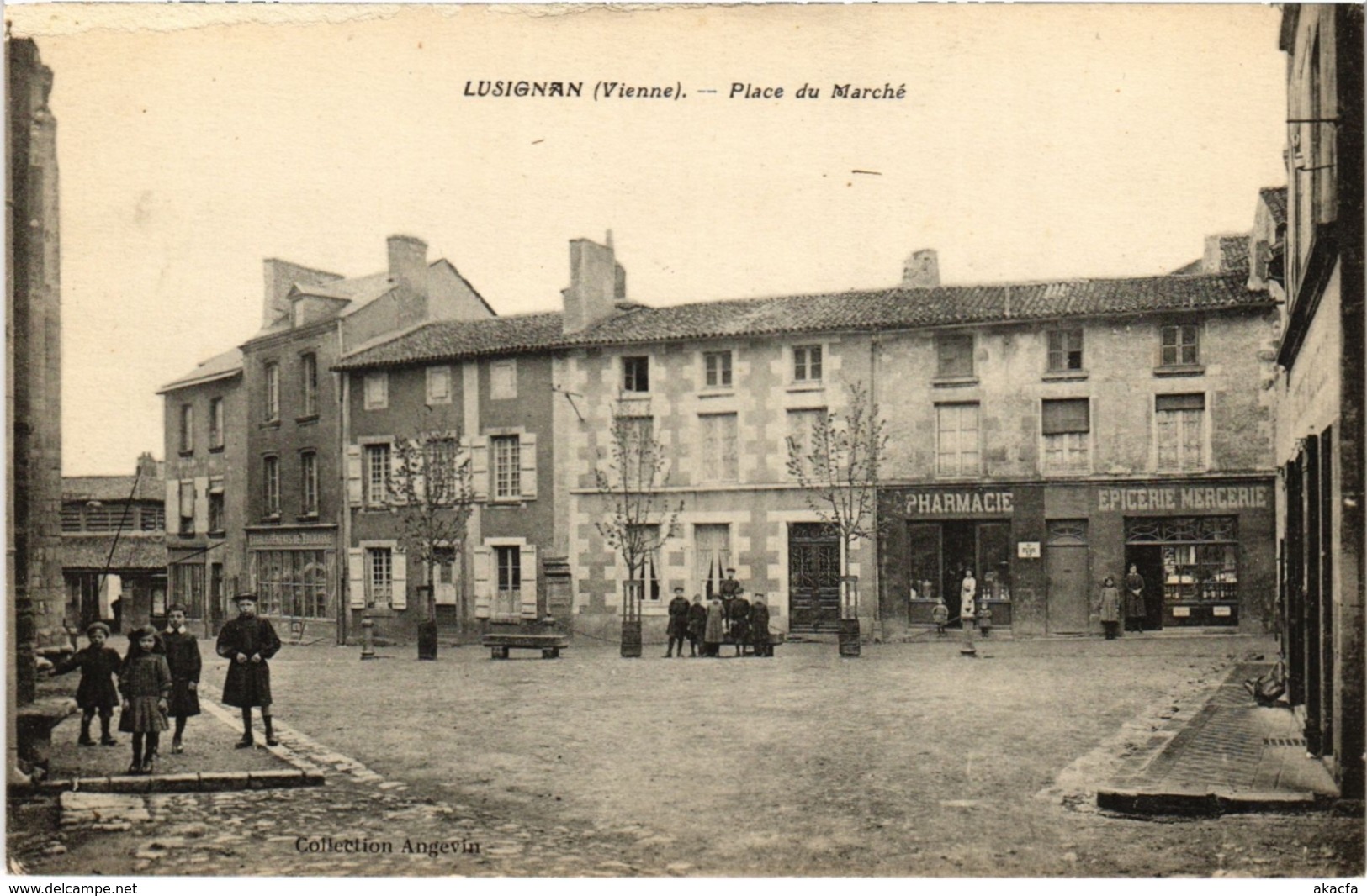 CPA Lusignan - Place du Marché (111822)