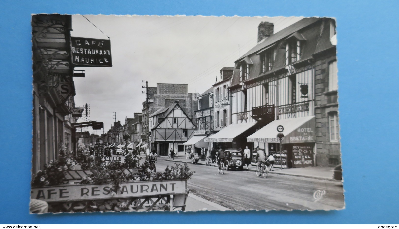 CPA  Manche - Pontorson - Hotel de Bretagne - Rue Couesnon