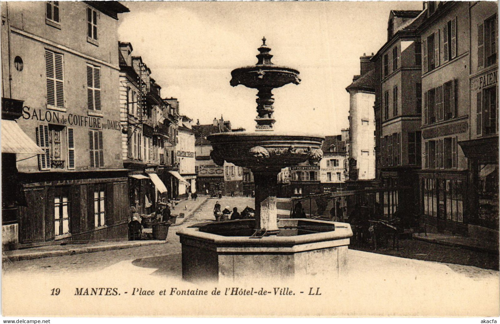 CPA MANTES-la-JOLIE Place et Fontaine de l'Hotel de Ville (1386992)