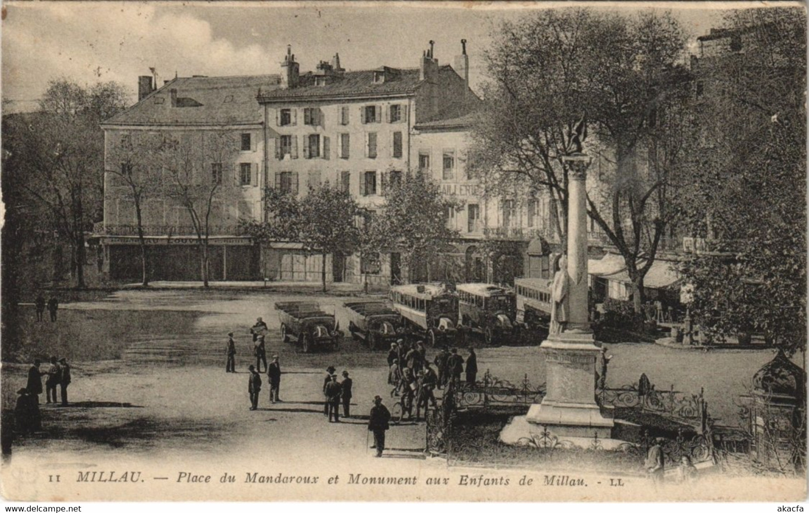 CPA MILLAU - Place du mandaroux et monument aux enfants de MILLAU (148068)