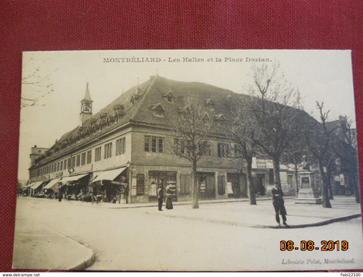 CPA - Montbéliard - Les Halles et la Place Dorian