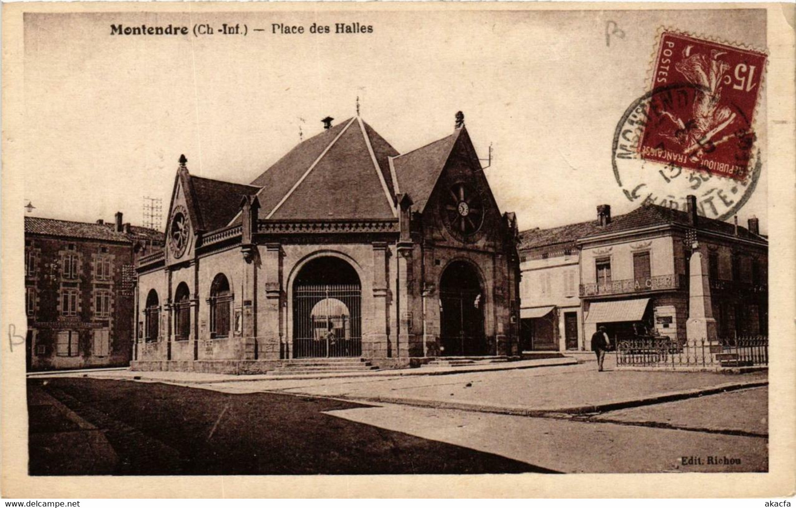 CPA MONTENDRE Place des Halles (666835)