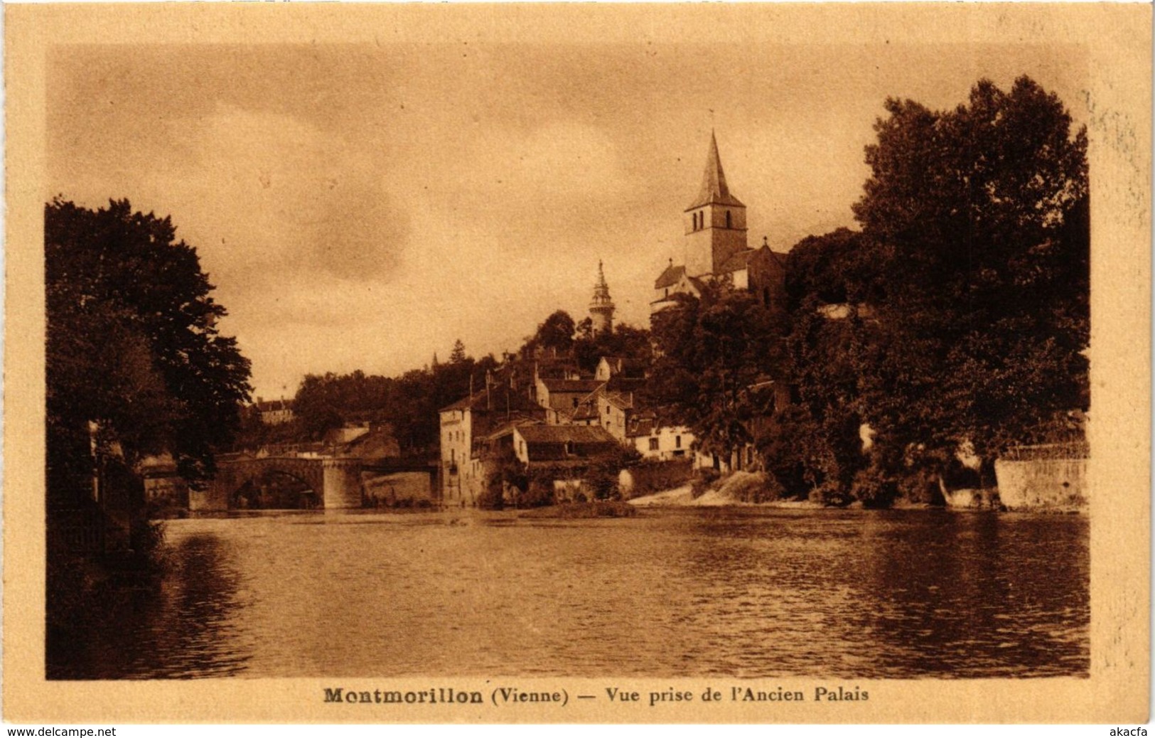 CPA Montmorillon Vue prise de l'Ancien Palais (982903)