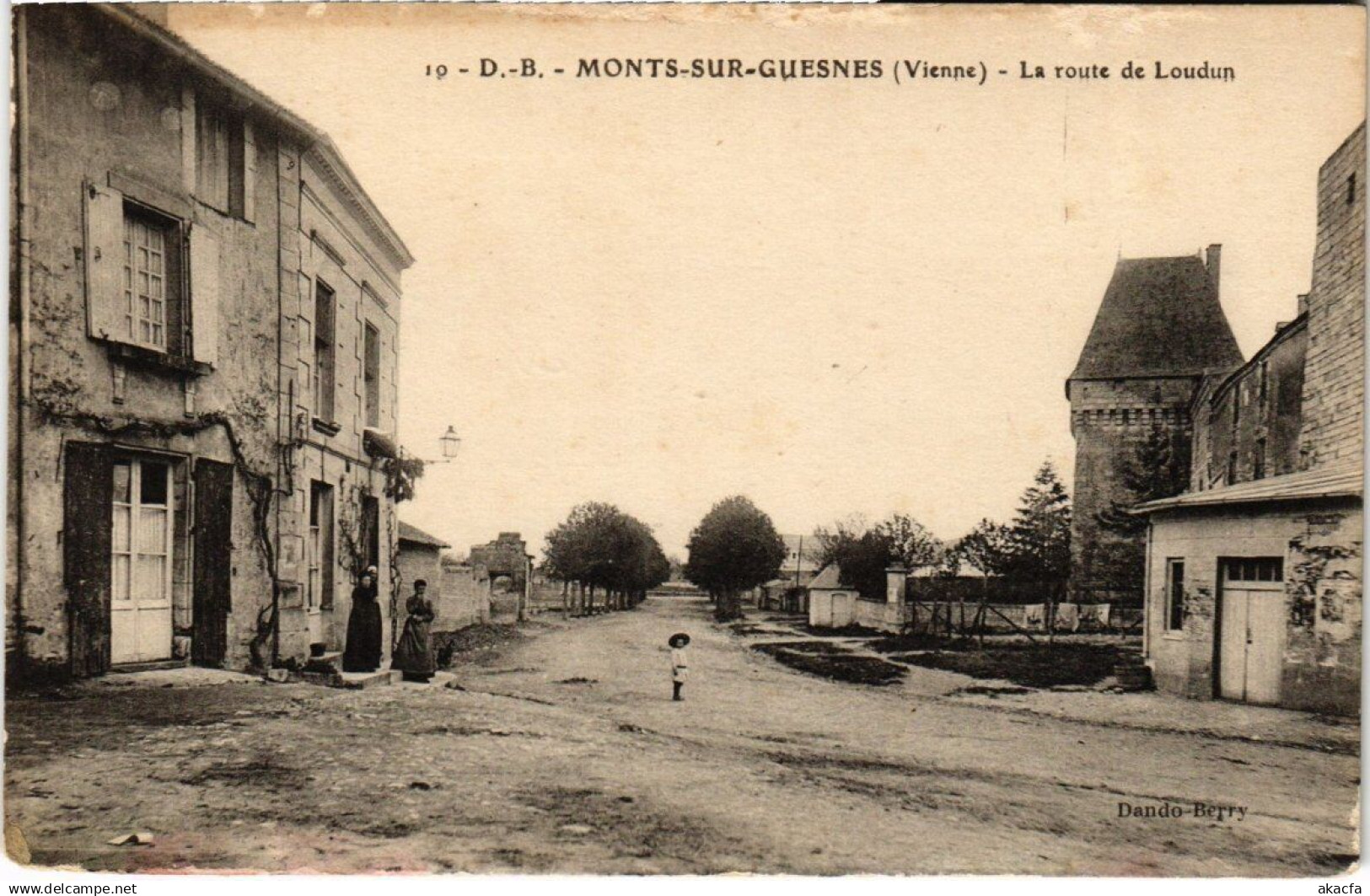 CPA Monts-sur-Guesnes - La route de Loudun (111566)