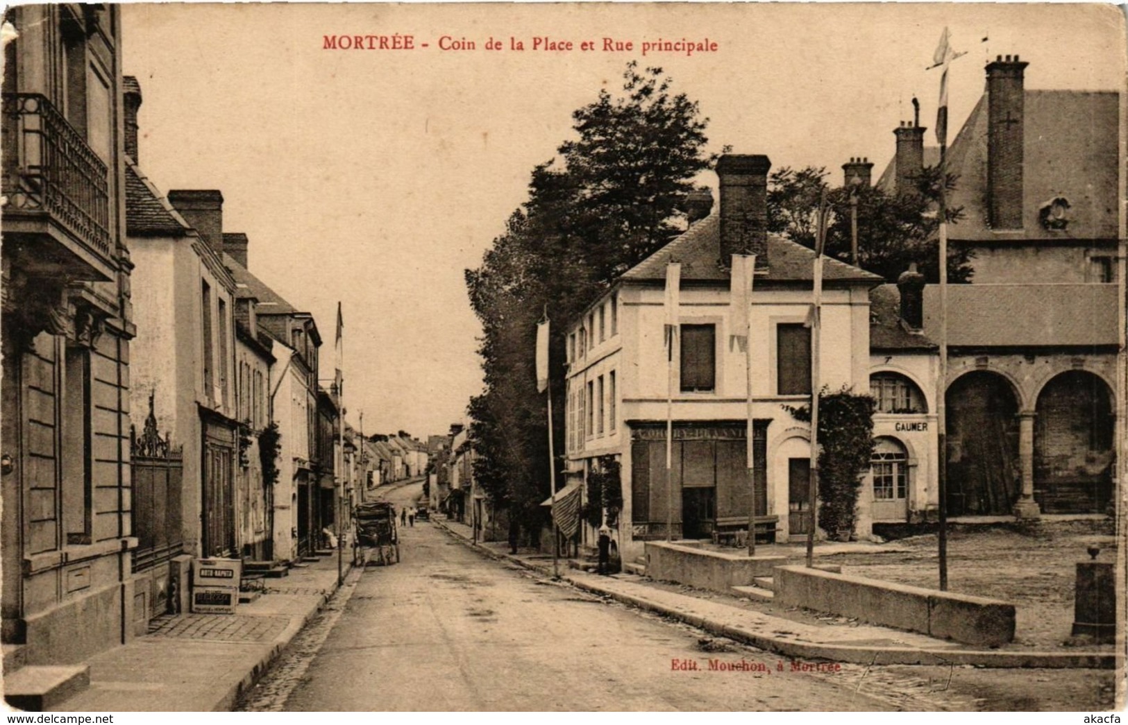 CPA MORTRÉE - Coin de la Place et Rue principale (259135)