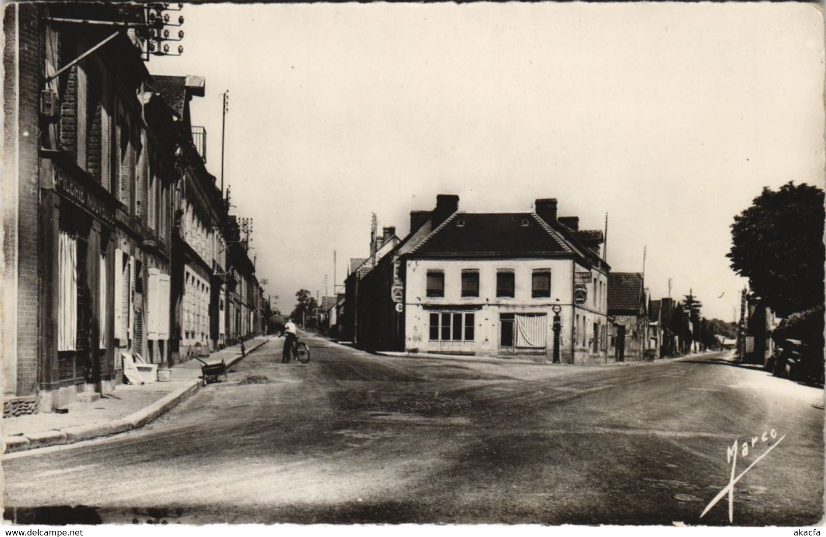 CPA MOULINS-la-MARCHE-Route de la Gare, Route de Ste-Gauburge (43602)