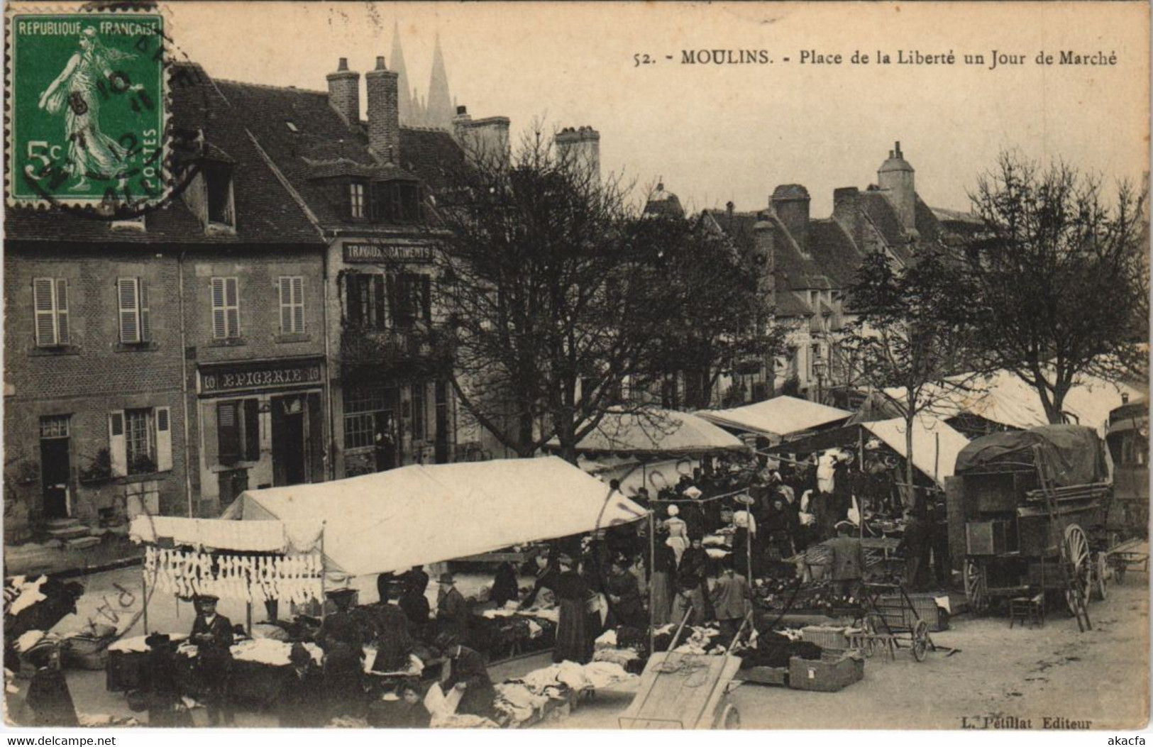 CPA MOULINS - Place de la Liberté un jour de marché (125578)