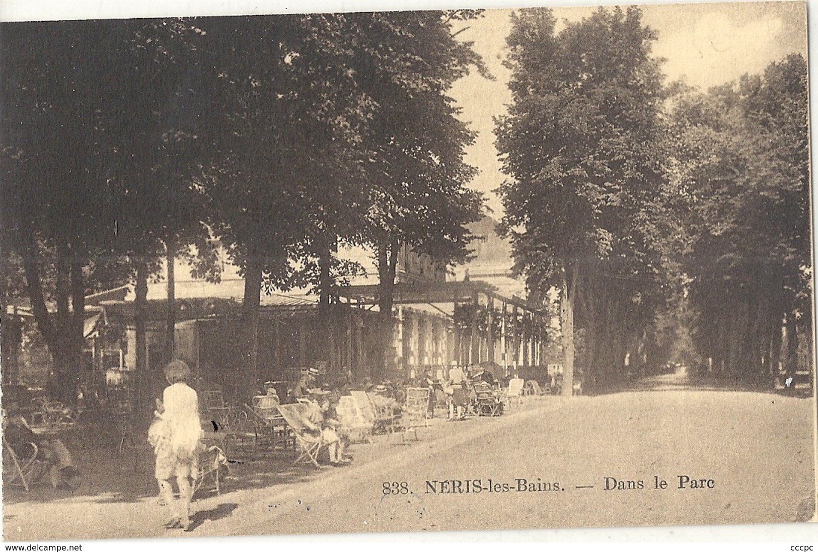 CPA Neris-les-Bains Dans le Parc