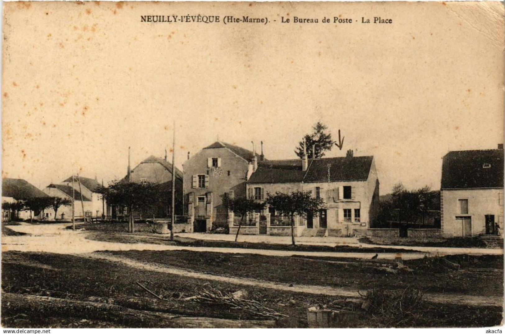 CPA NEUILLY-l'EVEQUE Le Bureau de Poste - La Place (616667)