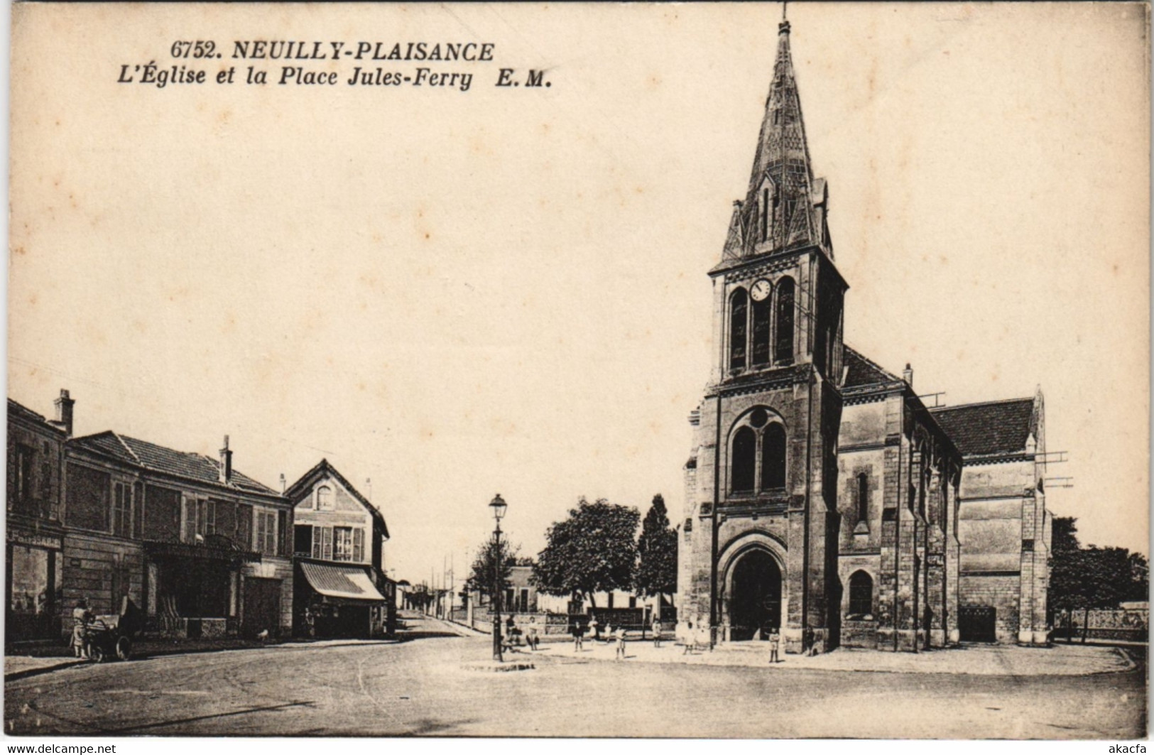 CPA NEUILLY-PLAISANCE - L'Eglise de la Place Jules Ferry (124053)