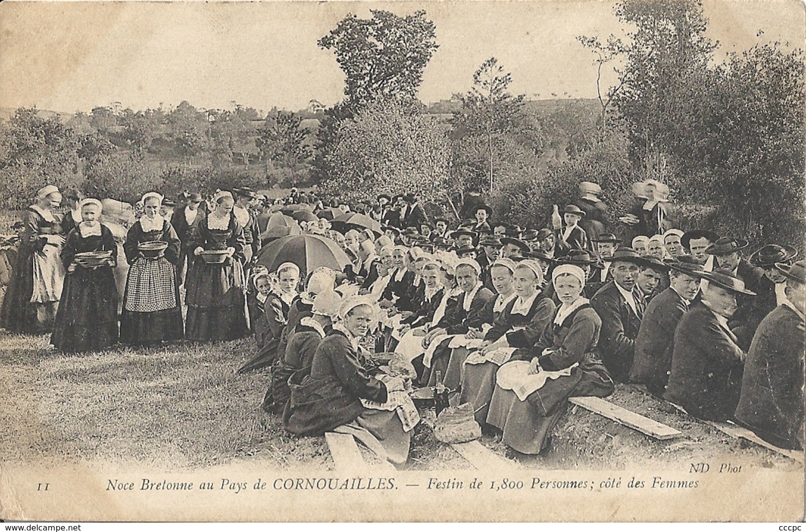 CPA Noce Bretonne au pays de Cornouailles Festin de 1800 personnes côté des femmes