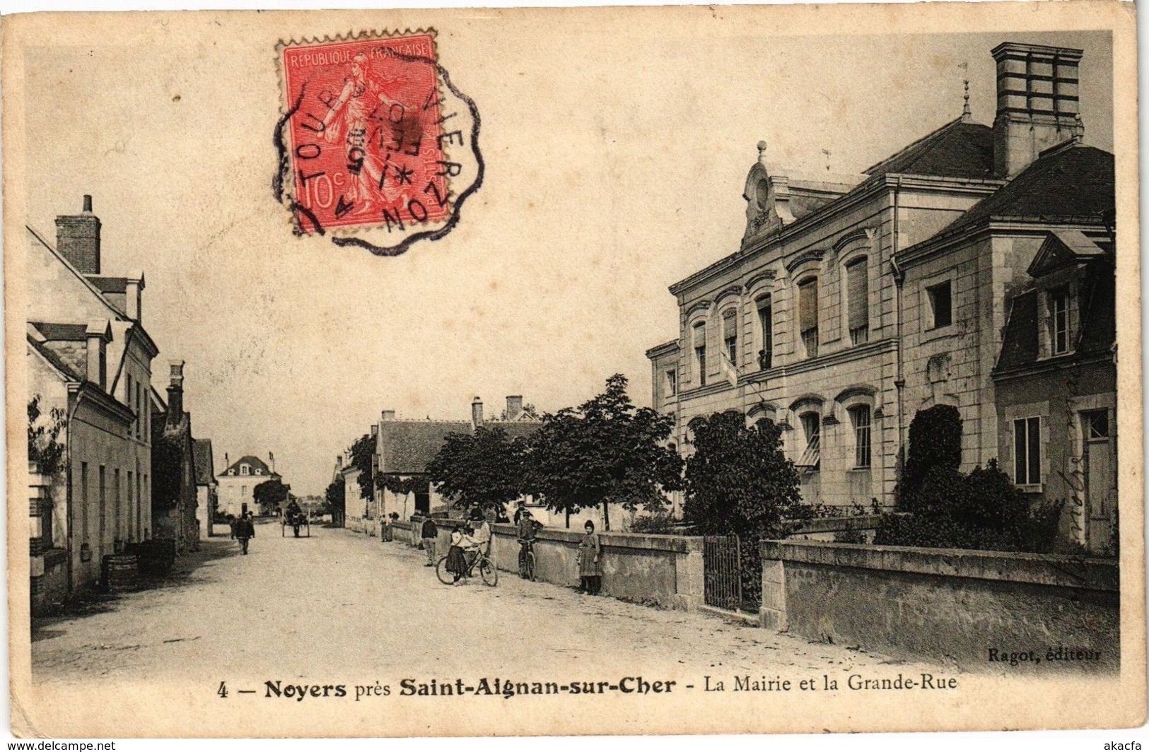 CPA NOYERS PRES St-AIGNAN-sur-CHER - La Mairie et la Grande-Rue (208555)