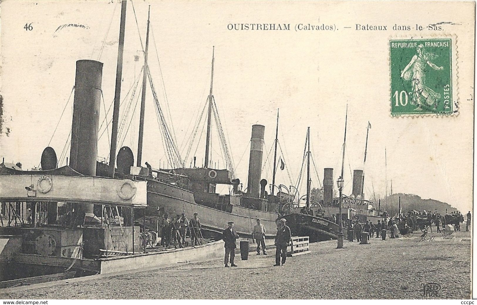 CPA Ouistreham Bateaux dans le Sas