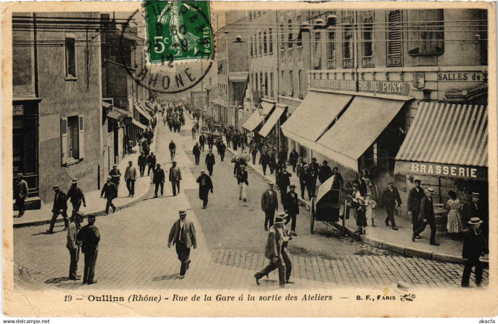 CPA Oullins rue de la gare sortie des Atliers (1392162)