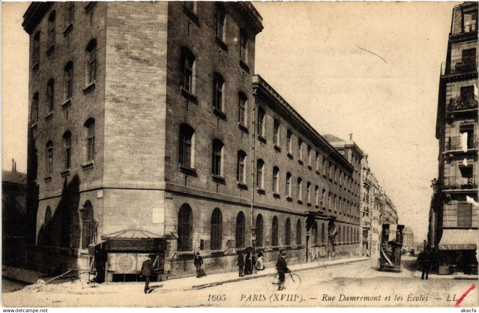 CPA PARIS 18e Rue Damremont et les écoles (534376)