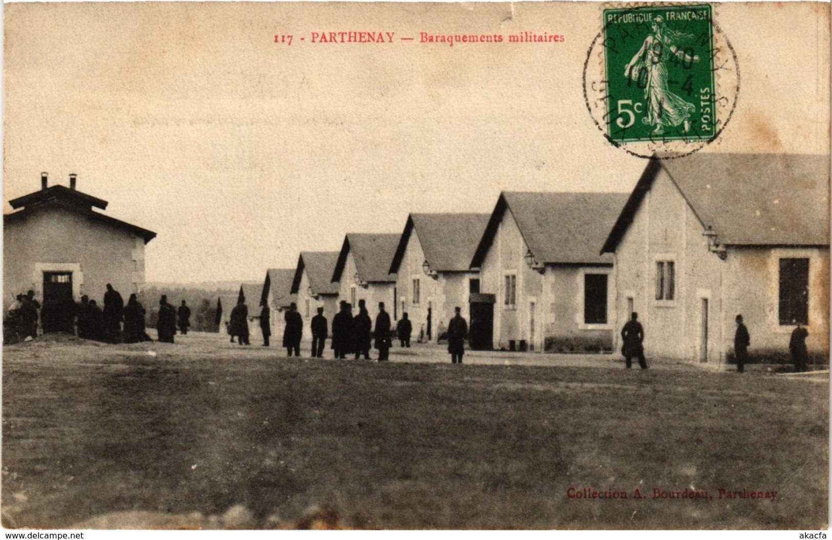 CPA PARTHENAY - Baraquements militaires (297417)