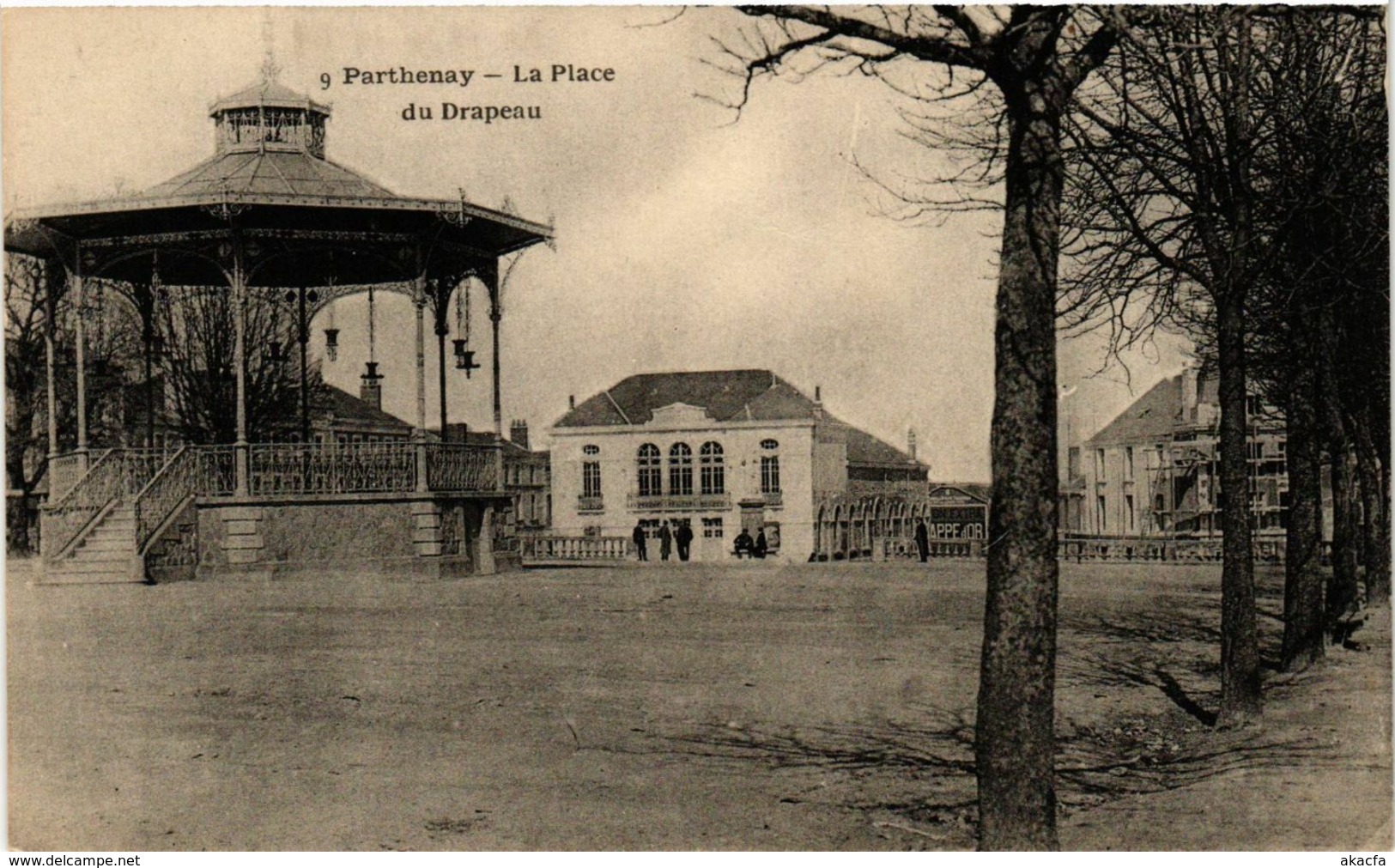 CPA PARTHENAY - Place du Drapeau (297424)