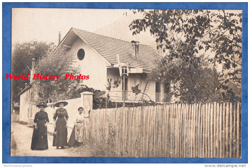 CPA photo - FAVERGES ou environs - Femmes devant une belle maison - éolienne - signé Marie Neyret et envoyé à Faverges