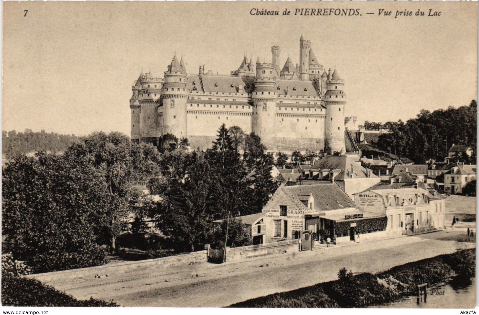 CPA Pierrefonds - Chateau de Pierrefonds - Vue prise du Lac (1032207)