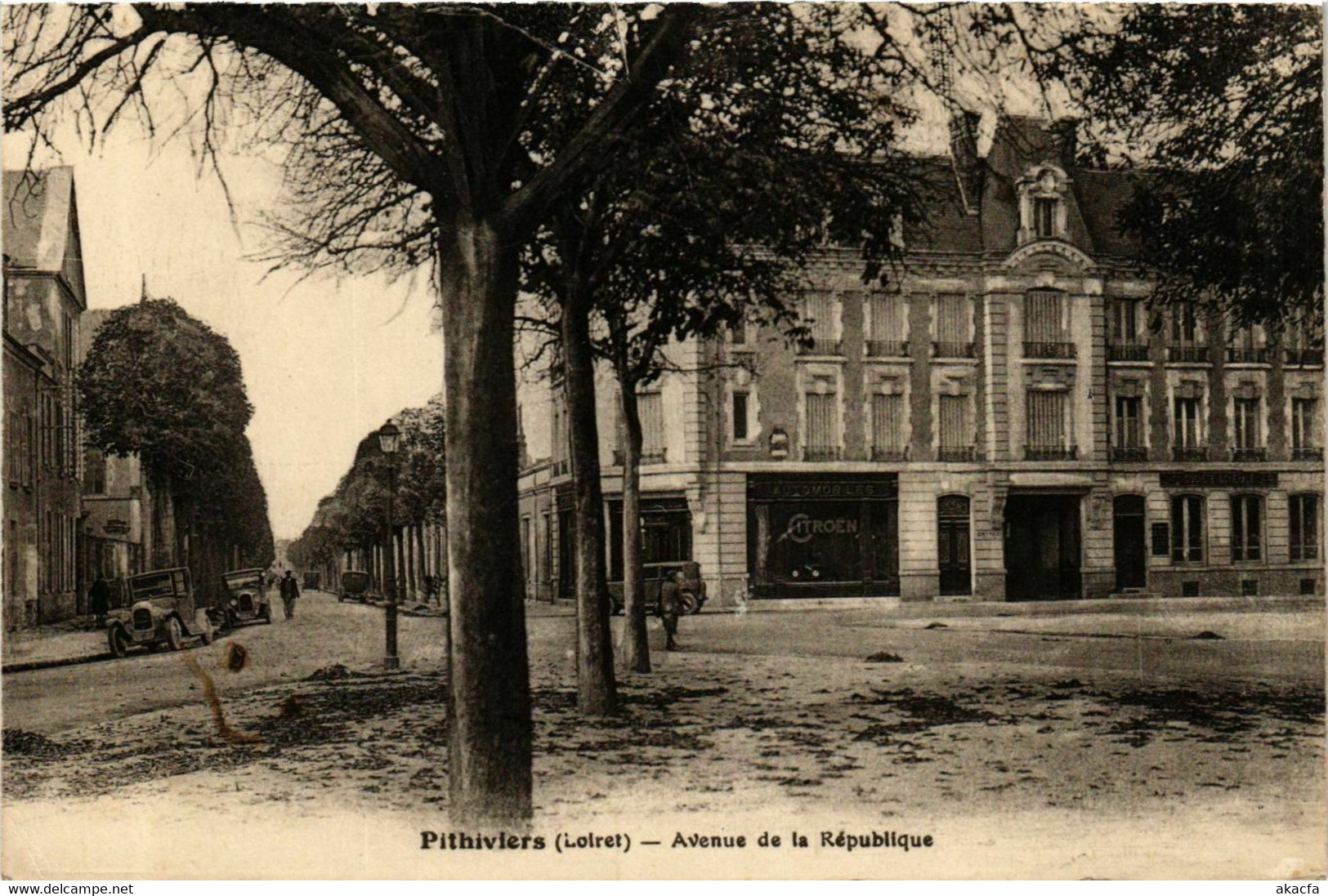 CPA PITHIVIERS Avenue de la République (864472)