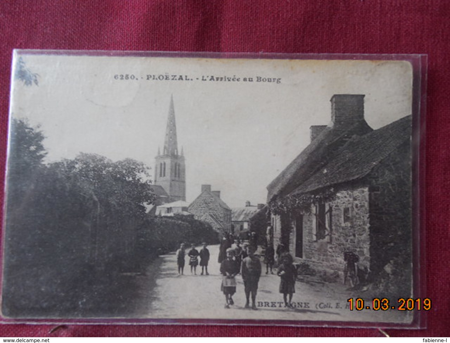 CPA - Ploëzal - L'Arrivée au Bourg