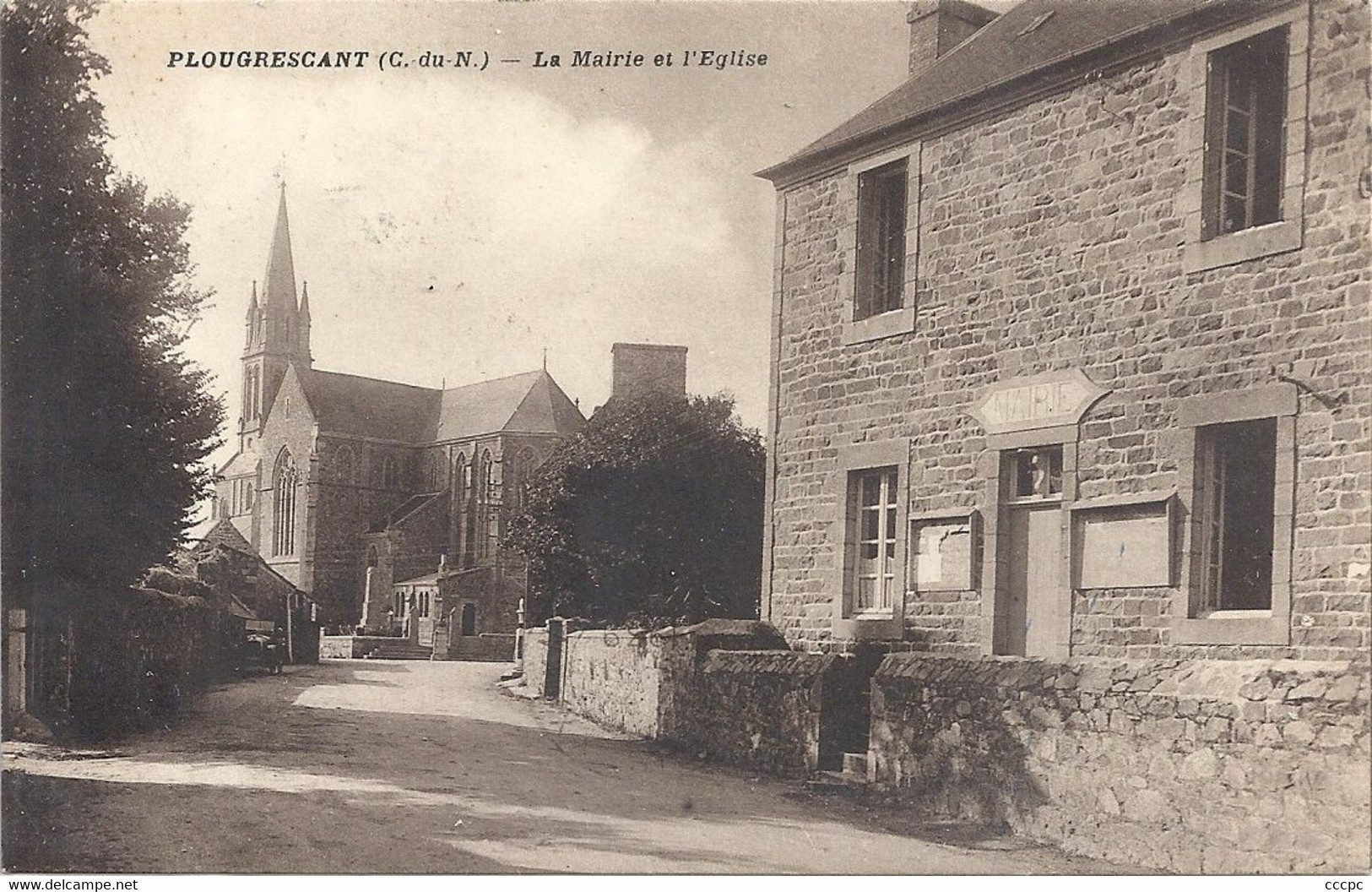 CPA Plougrescant La Mairie et l'Eglise