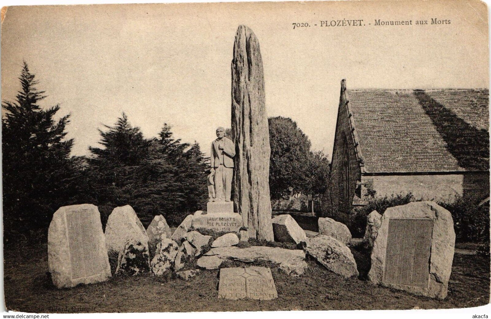 CPA PLOZEVET - Monument aux Morts (206853)