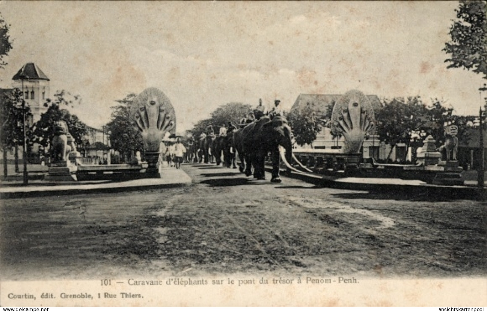 CPA Pnom Penh Kambodscha, Caravane d'éléphants sur le pont du trésor