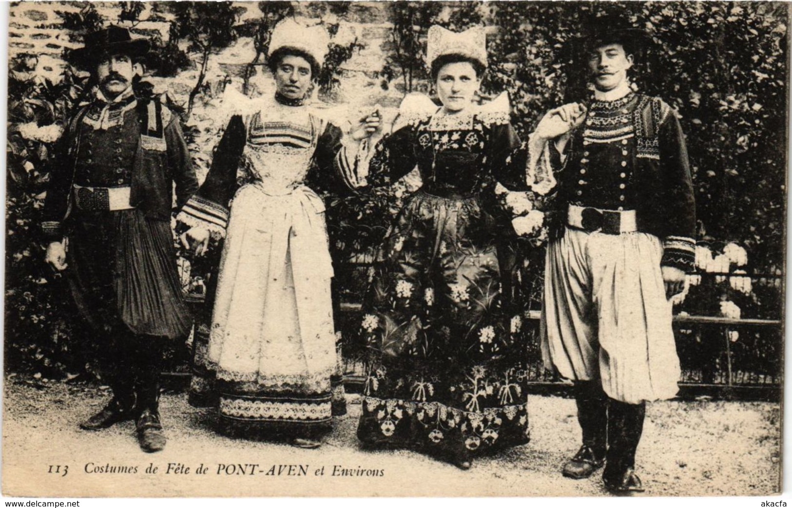 CPA Pont Aven- Costumes FRANCE (1026587)