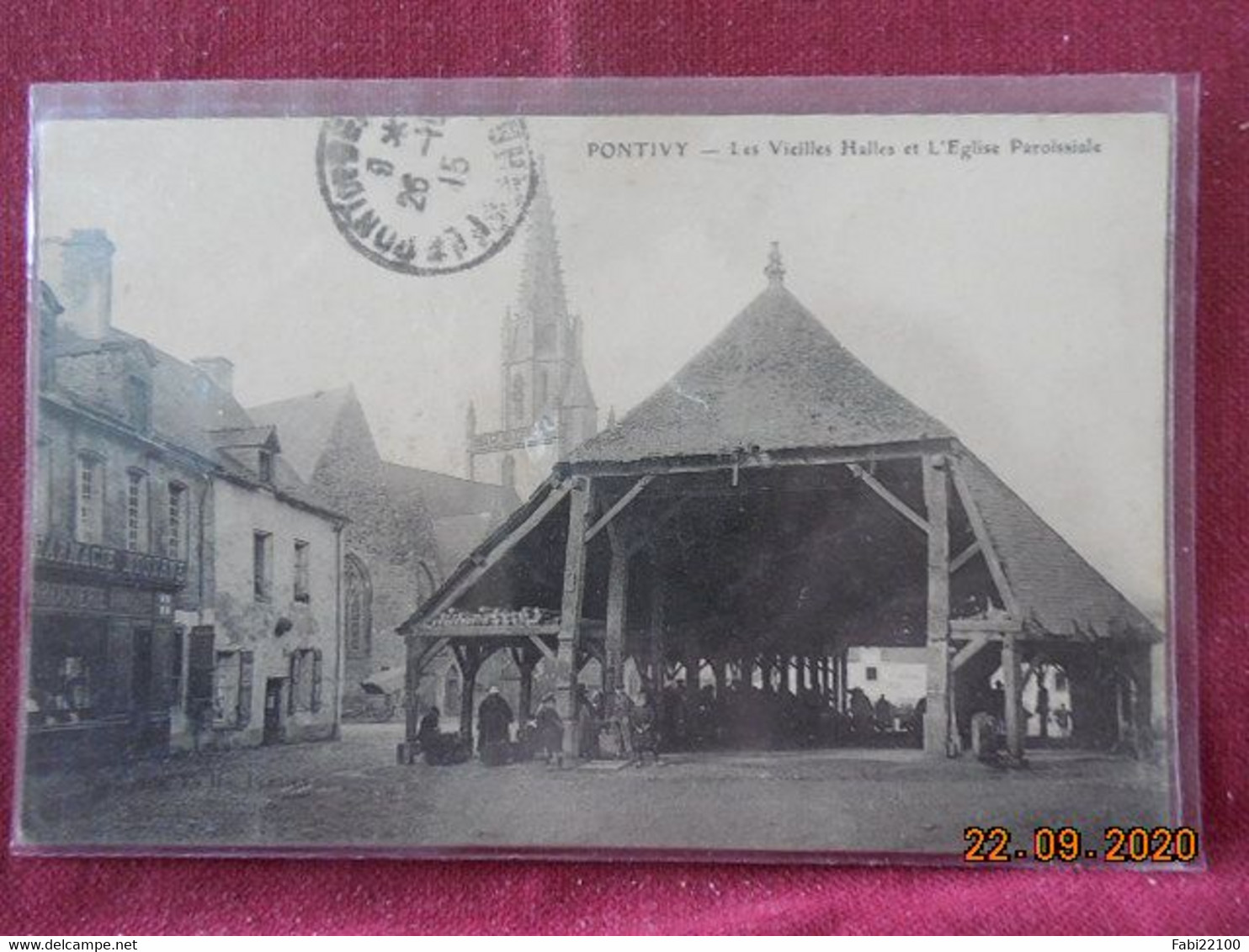 CPA - Pontivy - Les Vieilles Halles et l'Eglise Paroissiale